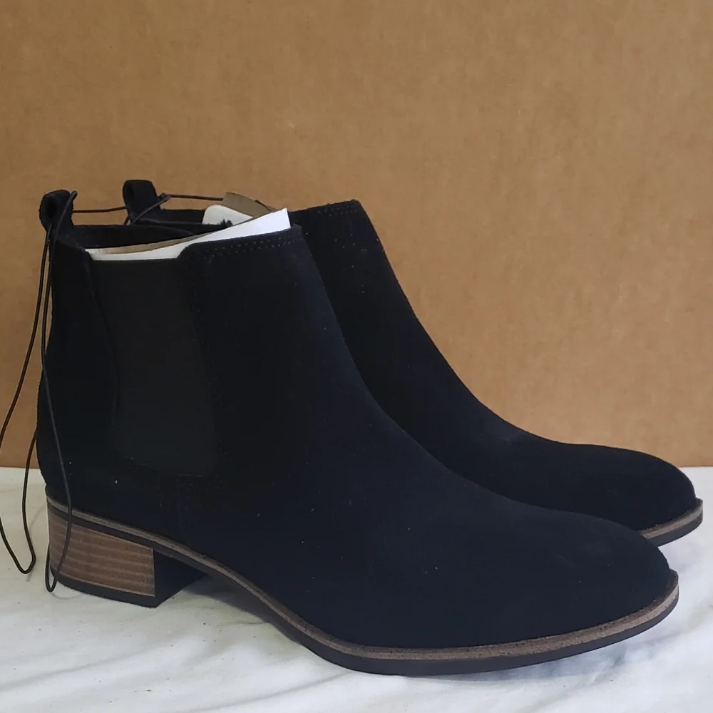 White Mountain Black Chelsea Ankle Boots with Stacked Heel